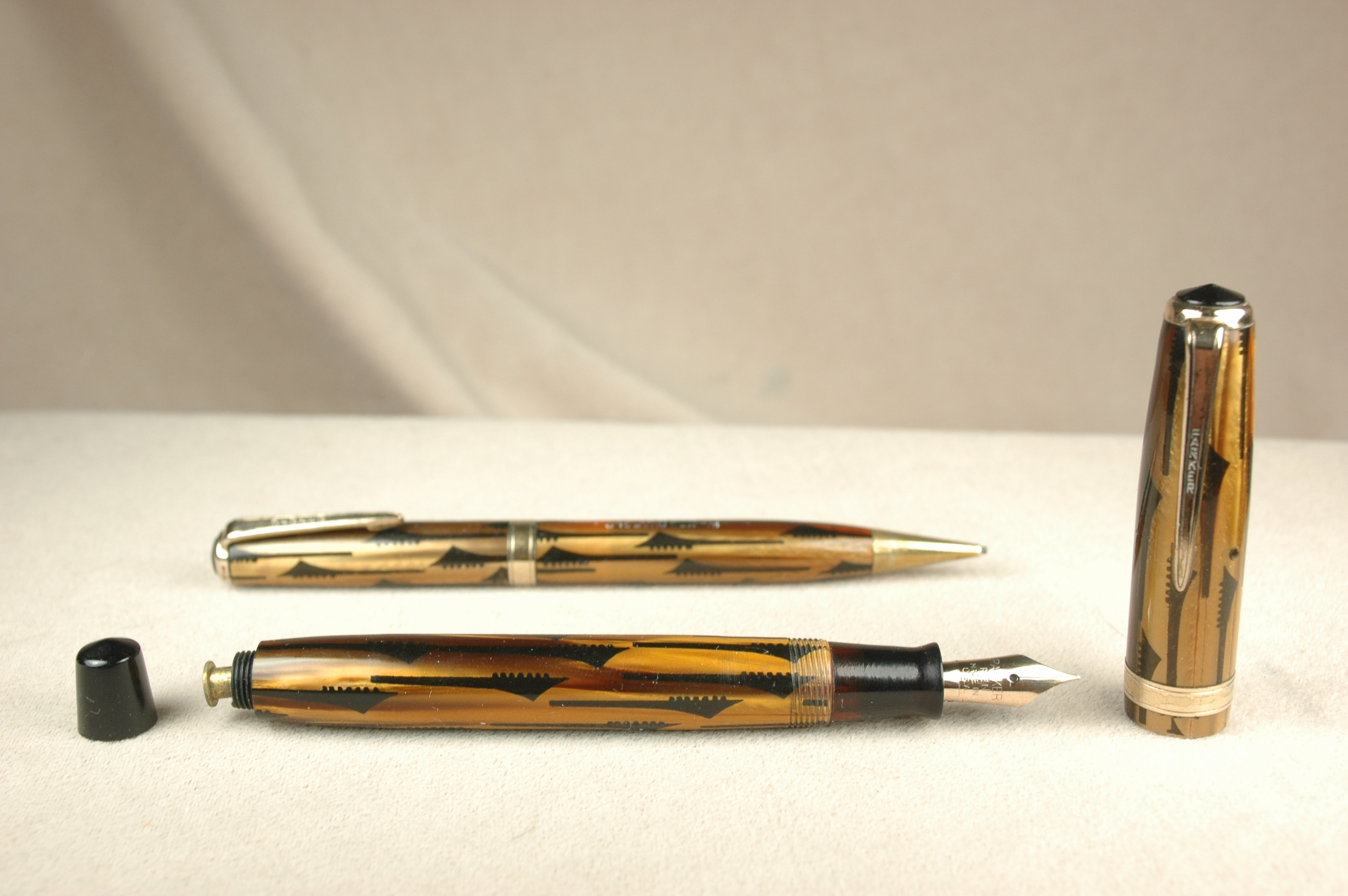 Vintage Pens: 5470: Parker: Duofold Geometric